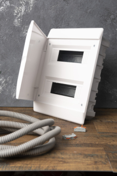 EKF SlimBox Щит распределительный ЩРВ-П-24 "SlimBox" белая дверца IP41 sb-v-24w